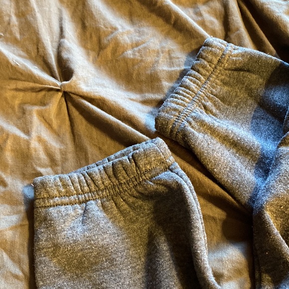 Gray elastic bottom sweatpants size m youth - Picture 2 of 4